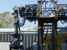 Боевой робот Megabot разрушил автомобиль