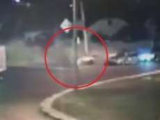 Момент жуткого столкновения Opel со столбом