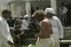 В Индии раздели 1500 человек, чтобы найти насильника и убийцу