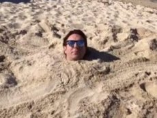 Андрей Малахов закопал себя в песок на пляже Греции