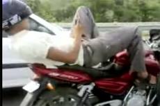 Индийским мотоциклистам руль не нужен!