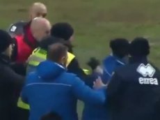 Тренер отправил в нокаут соперника ударом головой