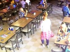 Камеры наблюдения засняли «призрака» в ресторане