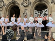 Балерины бастующей Парижской оперы танцуют "Лебединое озеро" на улице