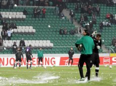 Польские фанаты закидали футболистов снежками