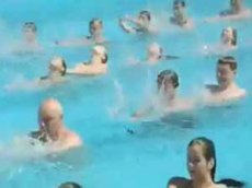 T-Mobile устроил флешмоб в бассейне