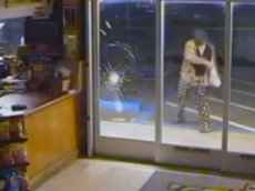 Грабитель испугался сирены и "растянулся" прямо перед магазином