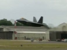 Взлет истребителя F-22 Raptor