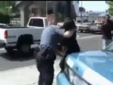 В США белый полицейский ударил 17-летнюю афроамериканку