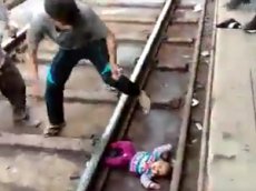 Младенец выжил после падения под поезд