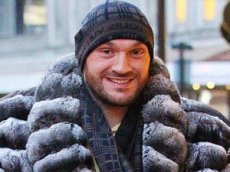 Тайсон Фьюри надел шубу в плюсовую температуру