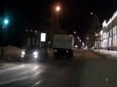 В Омске очевидцы засняли «Лексус», гоняющий по встречке