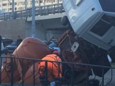 Момент провала КамАЗа под землю в Казани попал на видео