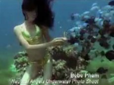 Фотомодель Бебе Фам позирует среди морских ангелов