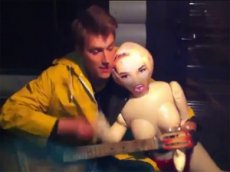 Алексей Воробьев спел с куклой из секс-шопа