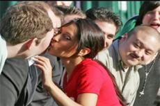 Англичанка поцеловала 42 мужчины за 30 секунд