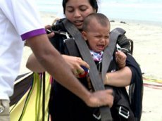 Младенец прокатился на параплане, привязанном к машине