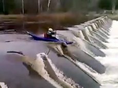 Гибель байдарочника на реке в Тверской области попала на видео