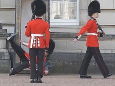 Гвардеец королевы Великобритании упал во время смены караула