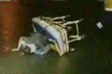 В Турции врачи скорой помощи выронили пациента из машины