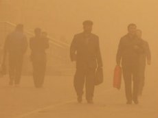Гигантская песчаная буря поглотила целый город в Китае