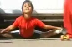 Ребенок проехал на роликах на шпагате под 40 машинами