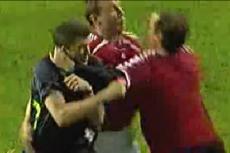 Арбитра едва не задушили на футбольном поле