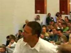 Исполнительного директора Microsoft закидали яйцами