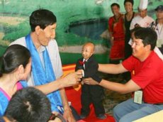 Cамым маленьким человеком в мире признан 73-сантиметровый китаец