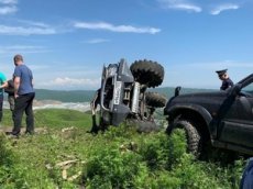 Во Владивостоке джип сорвался с высокой сопки