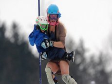 Горнолыжница совершила спуск в платье и с ребенком на руках