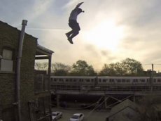 Мастер экстремального руфинга показал прыжок на покатую крышу
