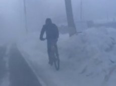 В Лесосибирске засняли велосипедиста в –45 градусов