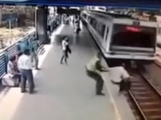 Полицейский спас самоубийцу за мгновение до прибытия поезда