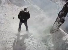 В Саратове мужчина оказался под снежным обвалом