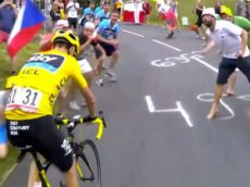 Велогонщик ударил зрителя на «Тур де Франс»