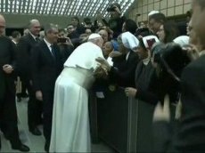 Римский Папа поцеловал монахиню, которая пообещала «не кусаться»