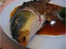 Шокирующее видео: жаренная рыба с живой головой