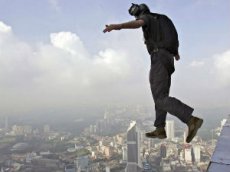 Видео неудачного прыжка парашютиста с 24-этажки в Чите