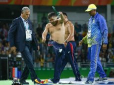 Тренер монгольского борца оголился из-за бронзы на Олимпиаде