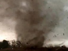 Австралиец уехал от смерча на джипе