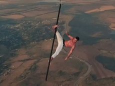 Cтаврополец станцевал на шесте, подвешенному к летящему воздушному шару