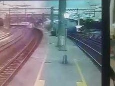 Момент крушения скоростного поезда на Тайване попал на видео