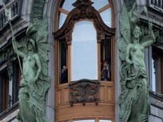 В Интернете появилось видео Павла Дурова, бросающего деньги толпе