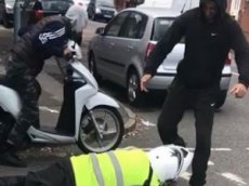 В Британии нападение мигрантов на работника паркинга попало на видео