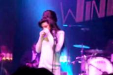 Эми Вайнхаус нюхала кокаин во время концерта