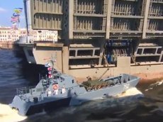 Столкновение военного катера с мостом во время парада ВМФ в Петербурге