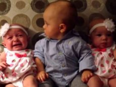 Встреча малыша с близняшками стала хитом Интернета