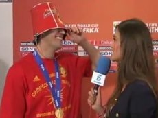 Футболист сборной Испании дал интервью с ведром на голове