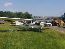Частный самолет совершил аварийную посадку на шоссе